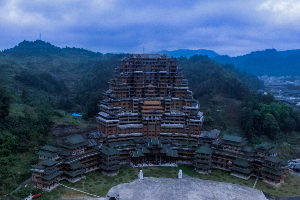 航拍贵州独山县净心谷景区水司楼