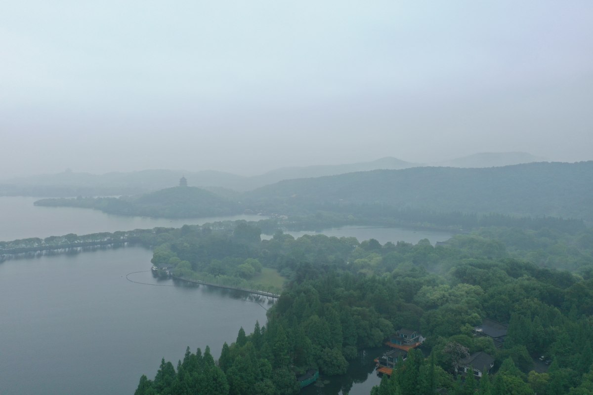 雨天西湖杨公堤