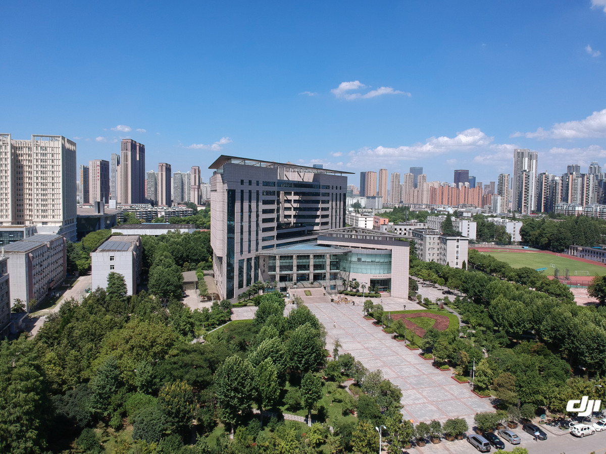 蓝天下的湖北大学