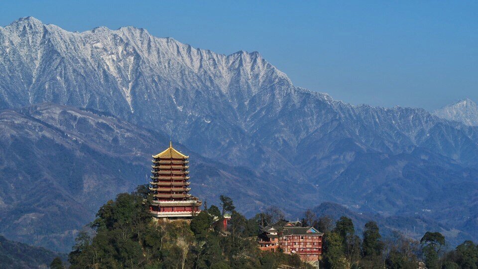 这是俺在青城山老君阁为《……》航拍时顺手的附产品: 身在四川