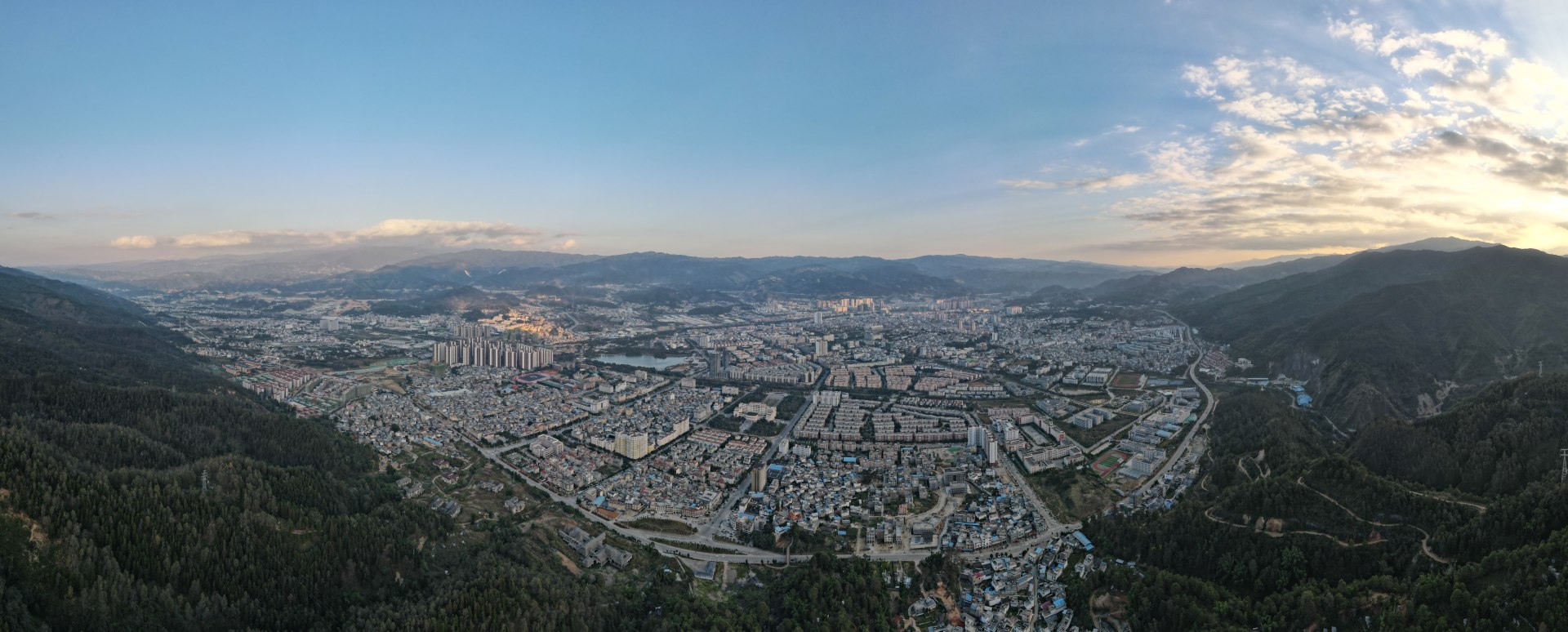 从旗山上看临沧市区全景