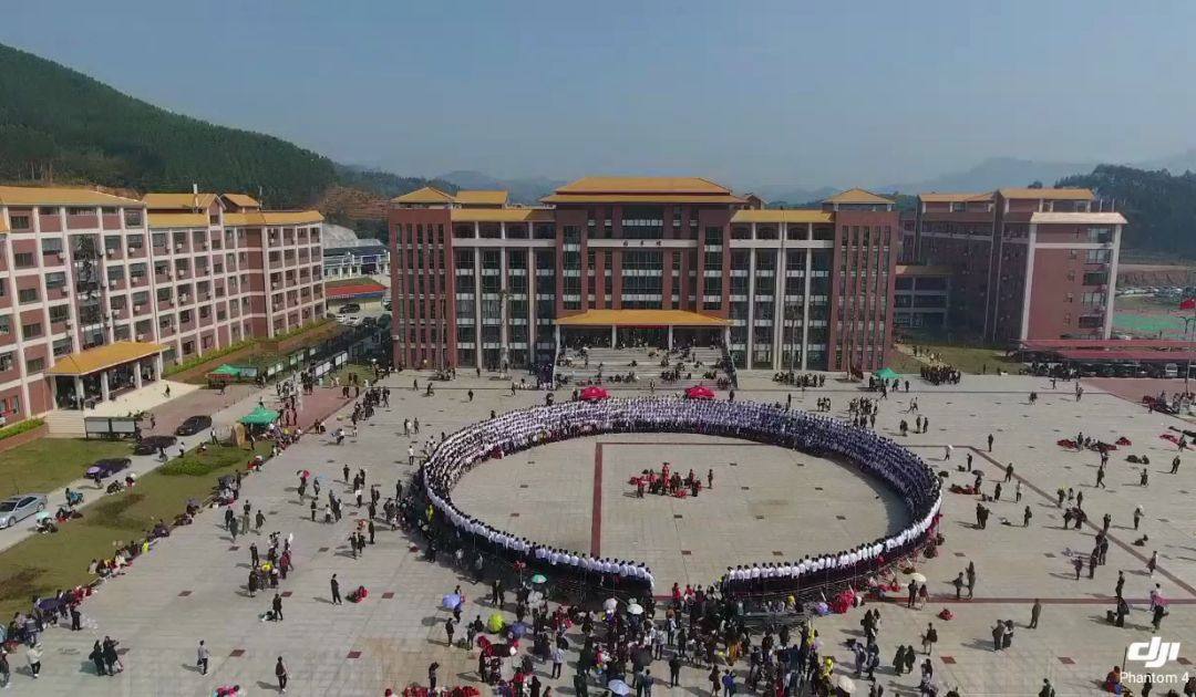广州珠江学院"两千毕业生全景大合影