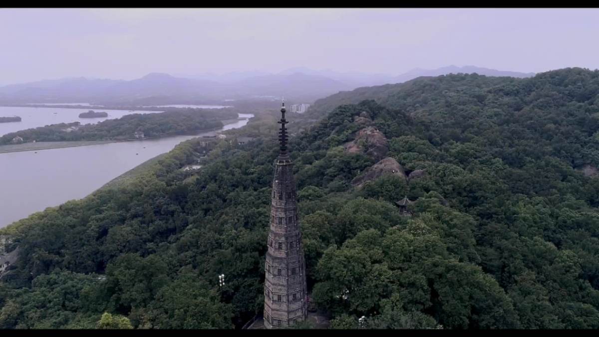 宝石山上有"保俶塔"一座,白天去有如黛的远山,如诗的西湖,属于天然