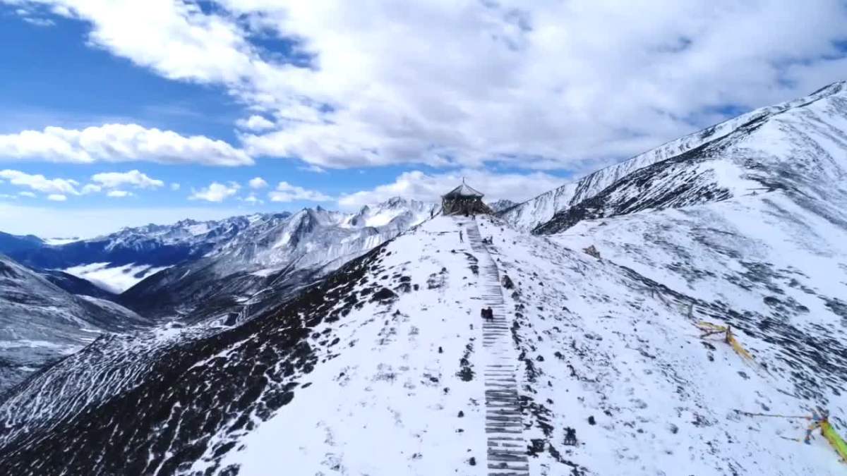 折多山山顶雪景