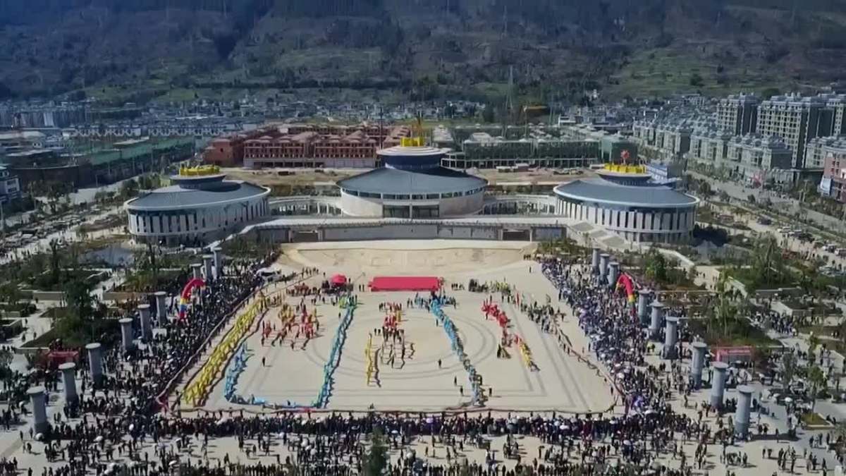 施甸县大年初一龙狮表演