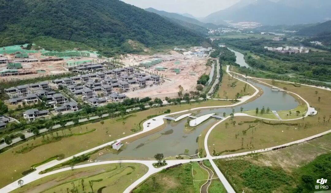 蜿蜒曲折的流溪河左岸是建设中的从都湿地公园