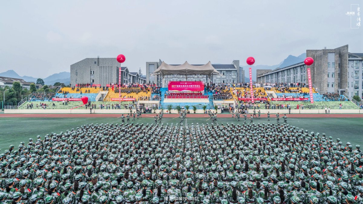 成都东软学院2017级军训阅兵式