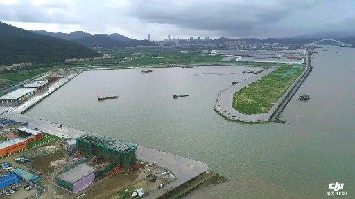 雨中洪湾中心渔港