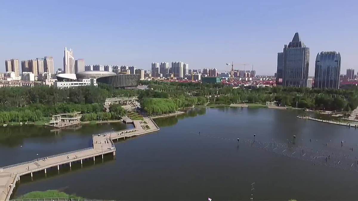 在邯郸市龙湖公园上空鸟瞰邯郸市一角