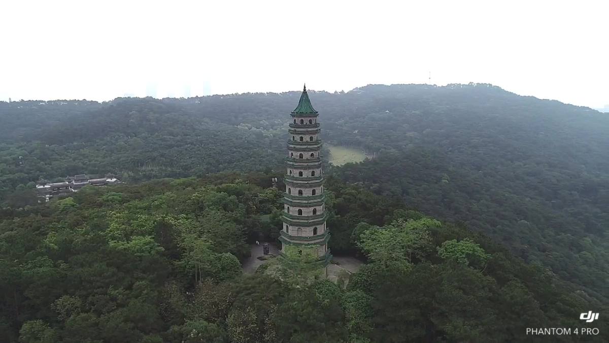 龙象塔是青秀山标志性建筑,明代万历年兴建,1939年抗日战争中被毁