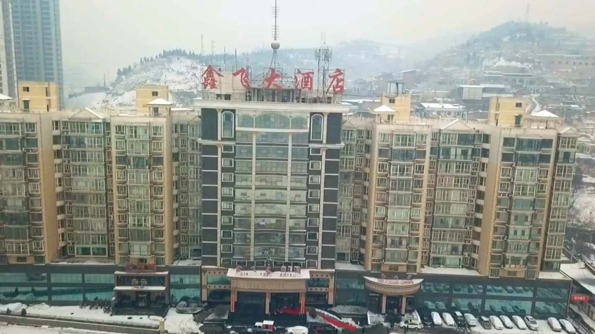 雪景前的鑫飞大酒店