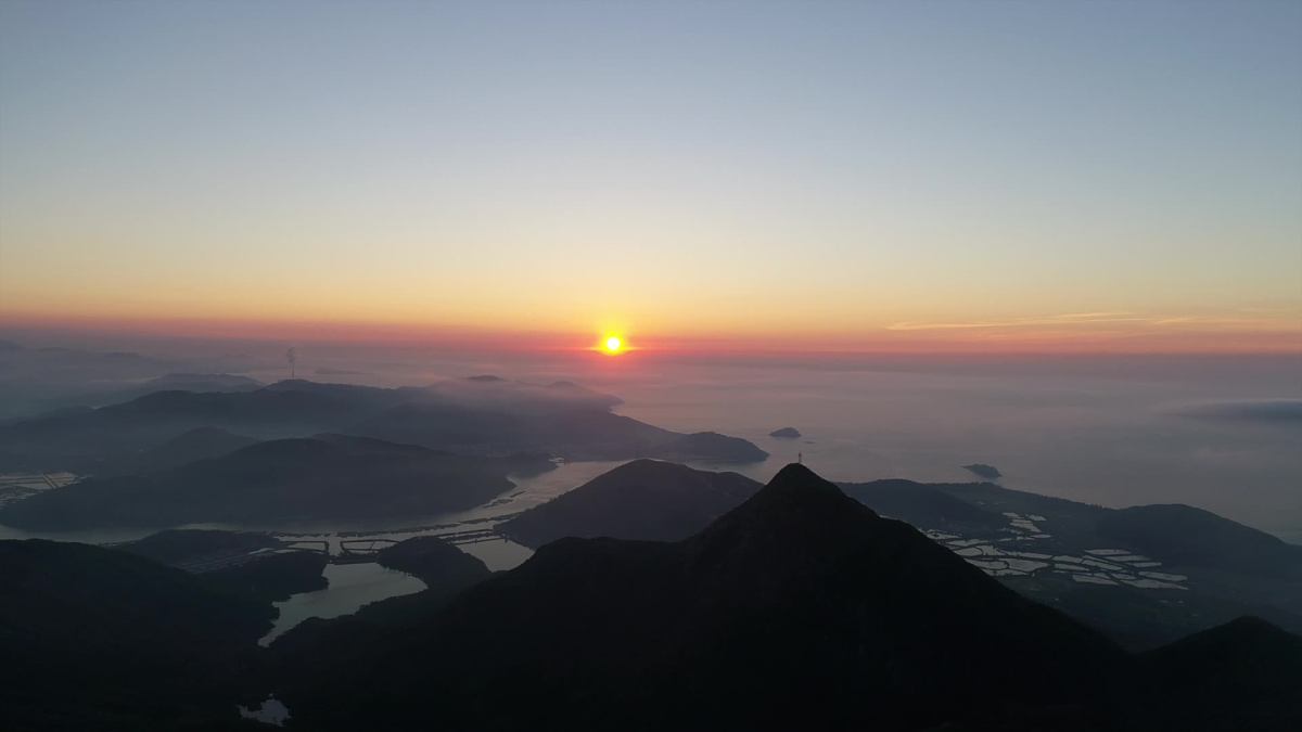 山顶日出