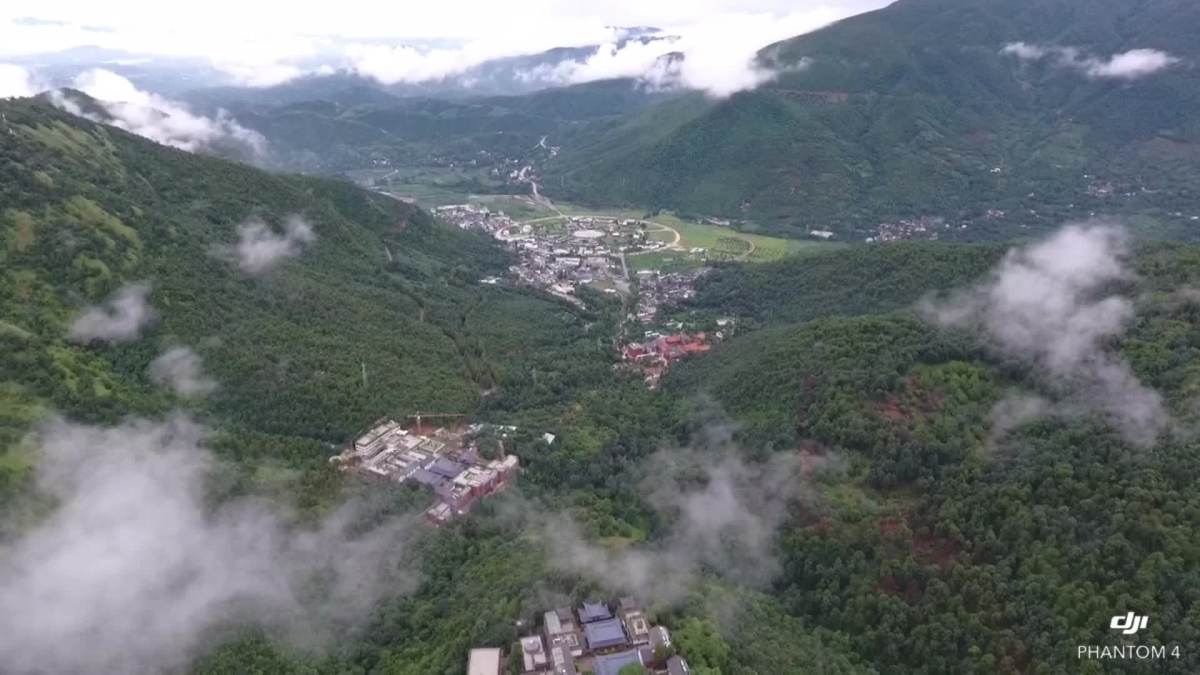 航拍大理宾川鸡足山