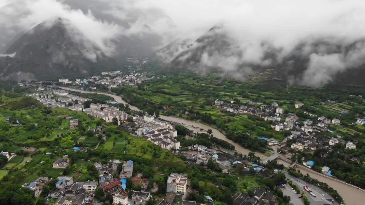 九寨沟县城雨后