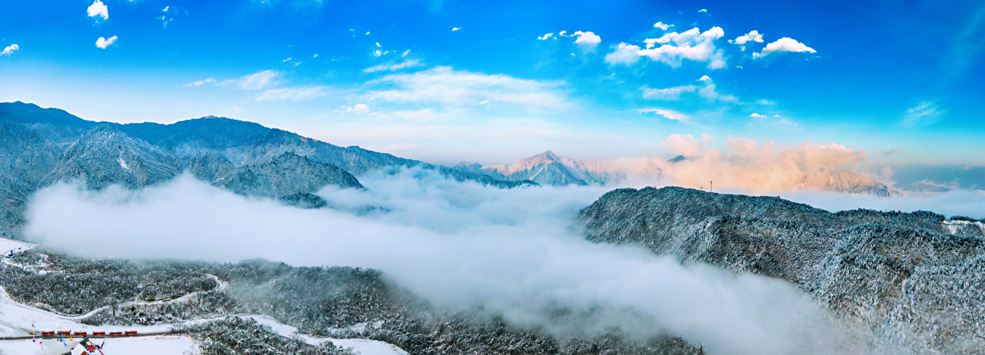 成都西岭雪山全景图