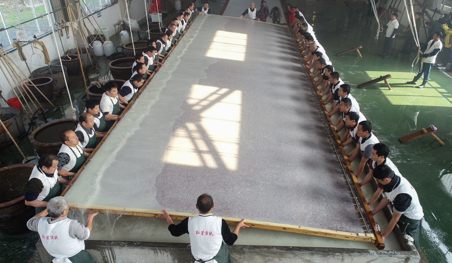 《宣纸"三丈三"捞纸》