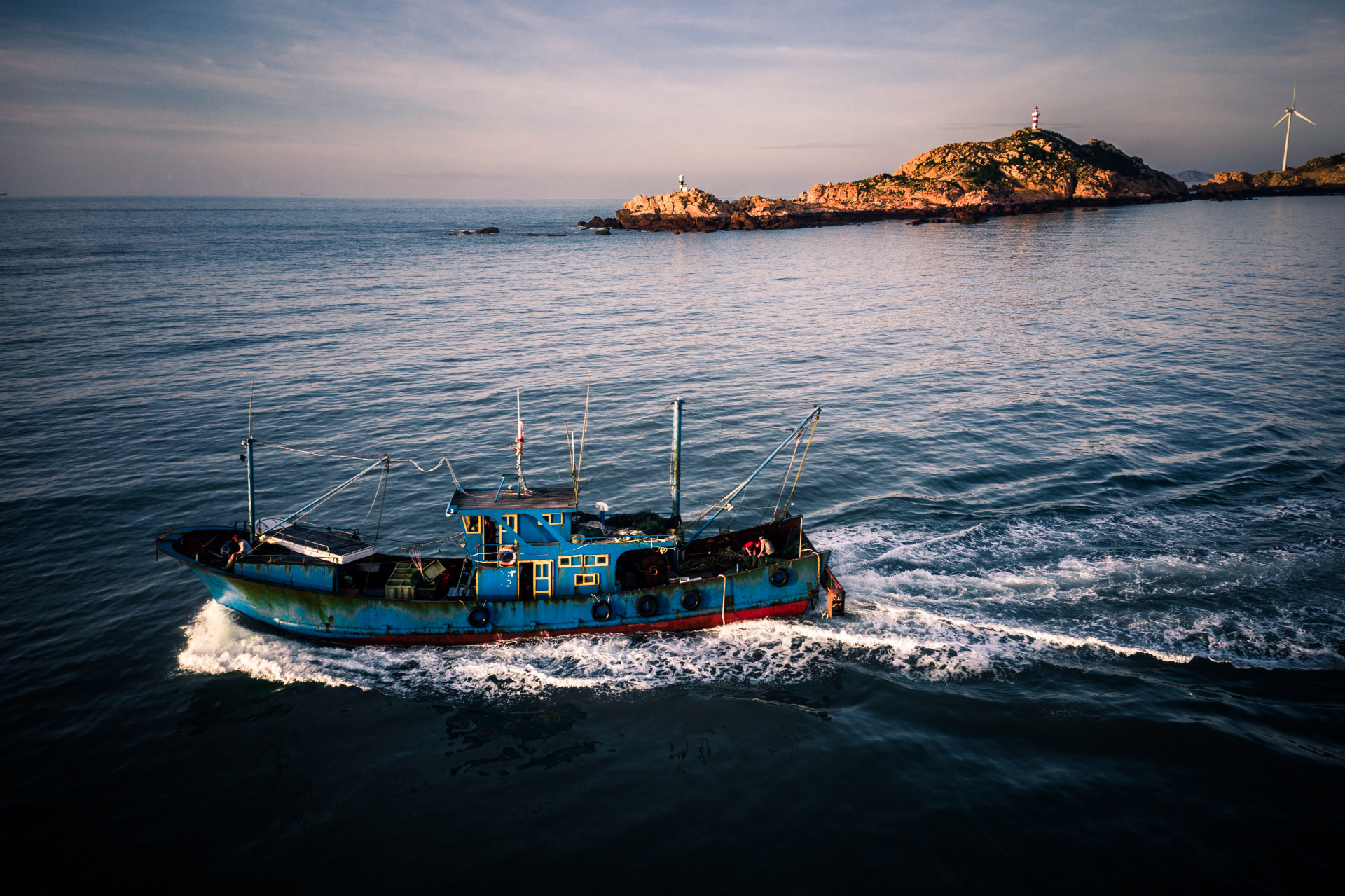 迎着旭日出发的渔船