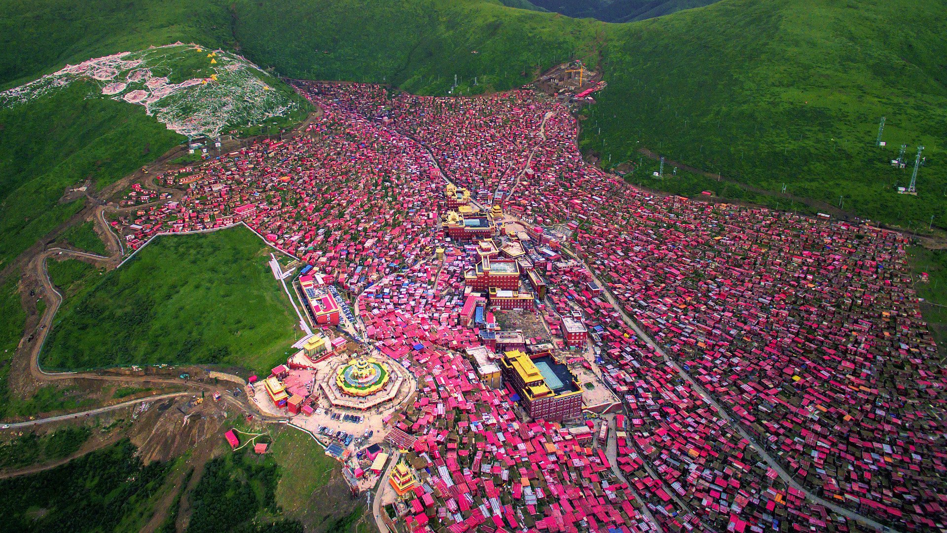2,鸟瞰色达五明佛学院