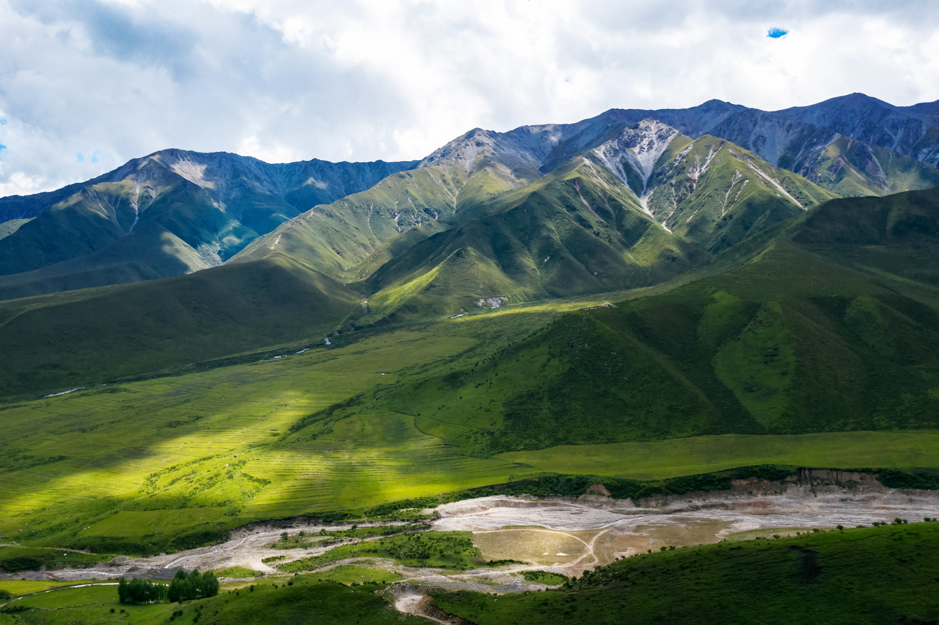 《在路上》-青海省海南州贵德县拉脊山