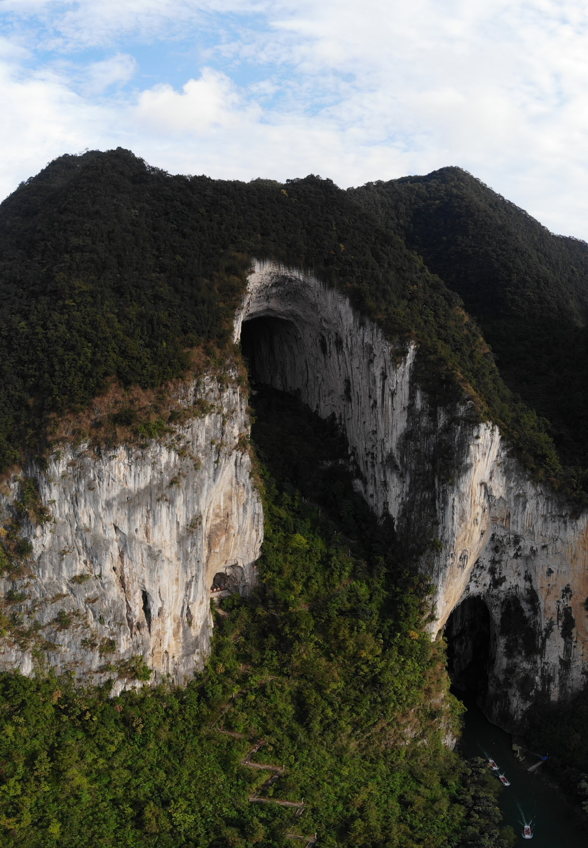 格凸河大穿洞燕子洞