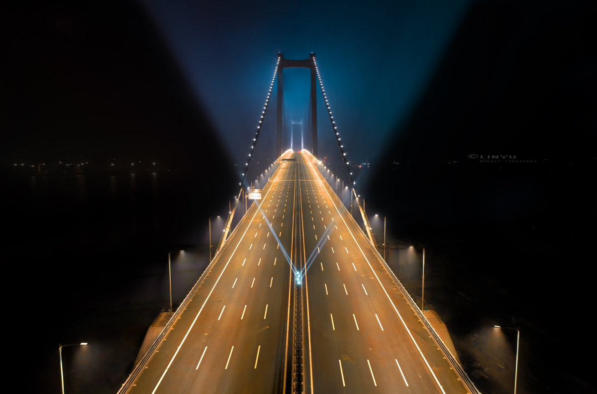 南沙大桥上的宝蓝砖