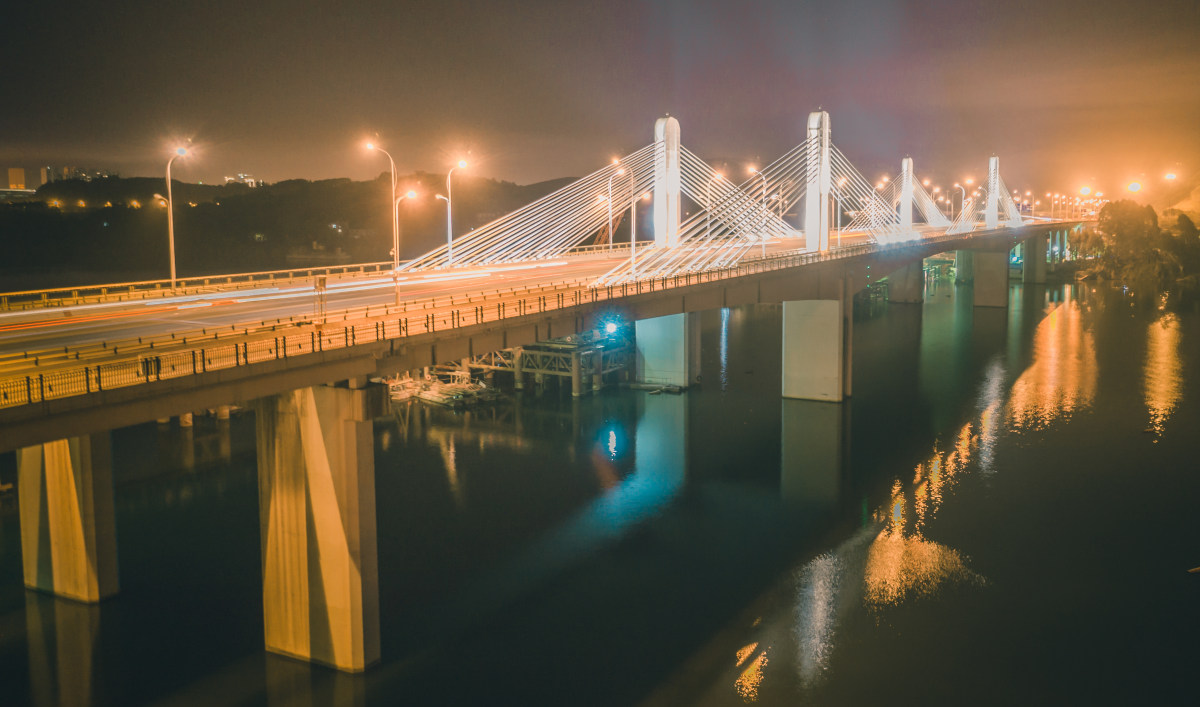 柳州三门江大桥夜景蓝橙风格