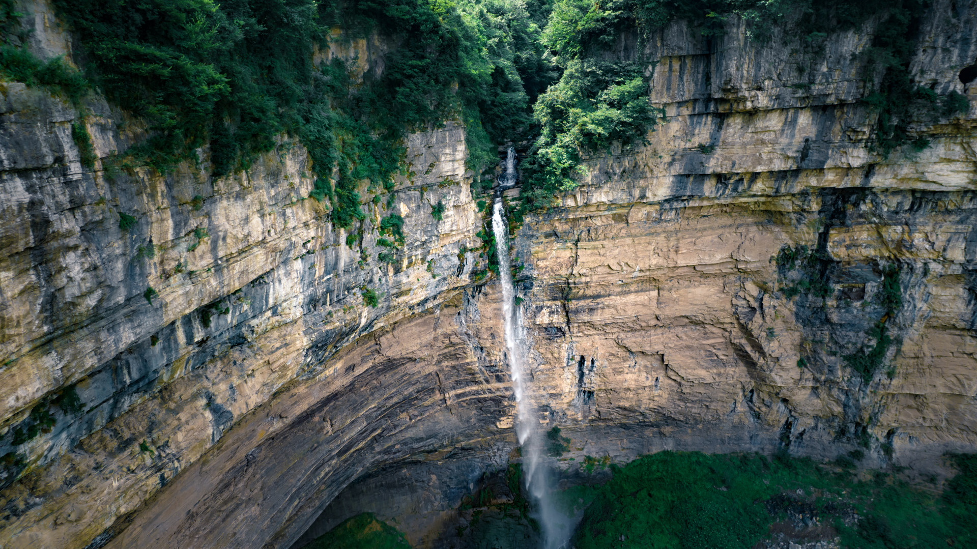 吊水岩飞瀑diaoshuiyan waterfall