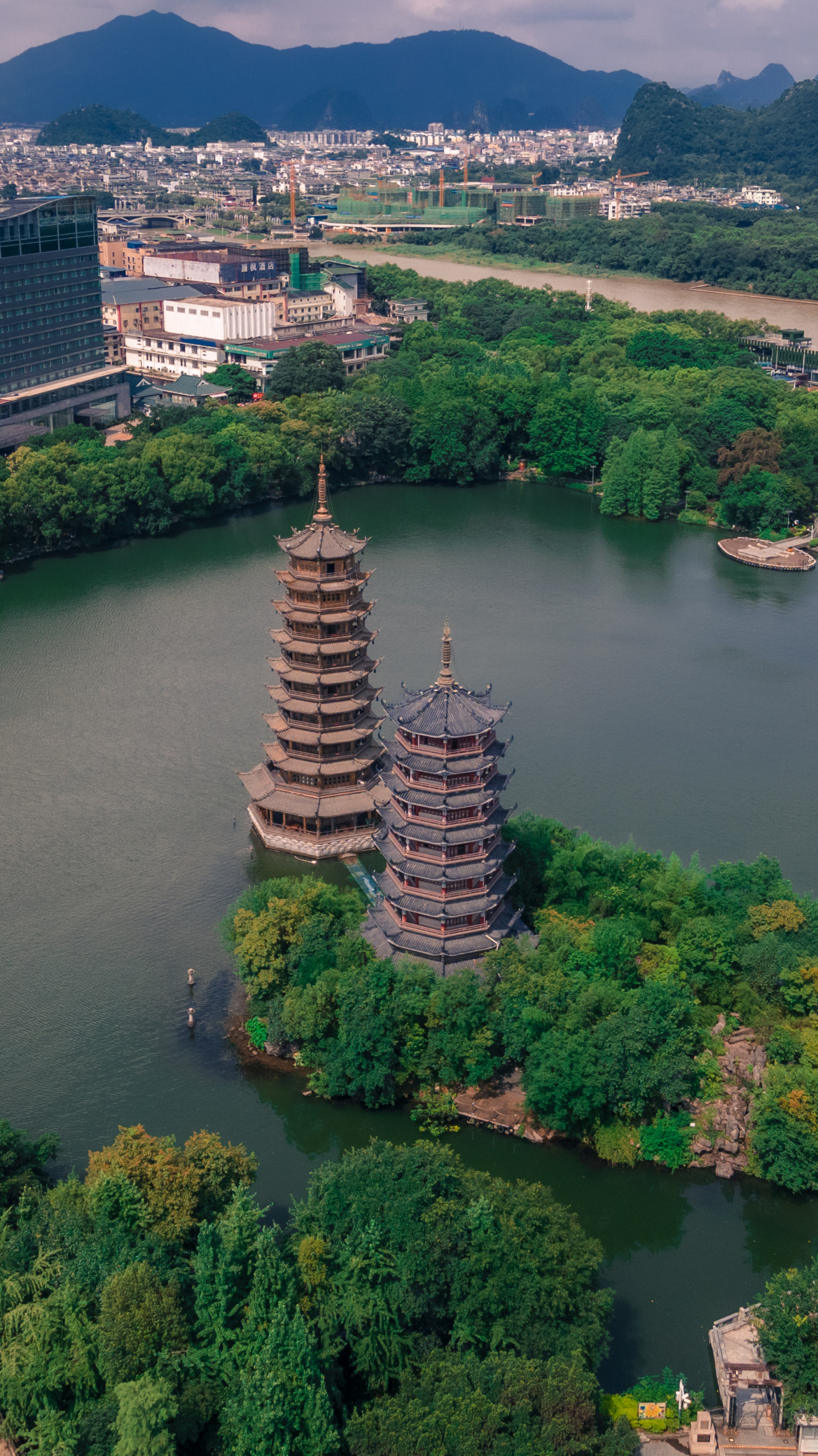 日月双塔 来自 自导 | 天空之城