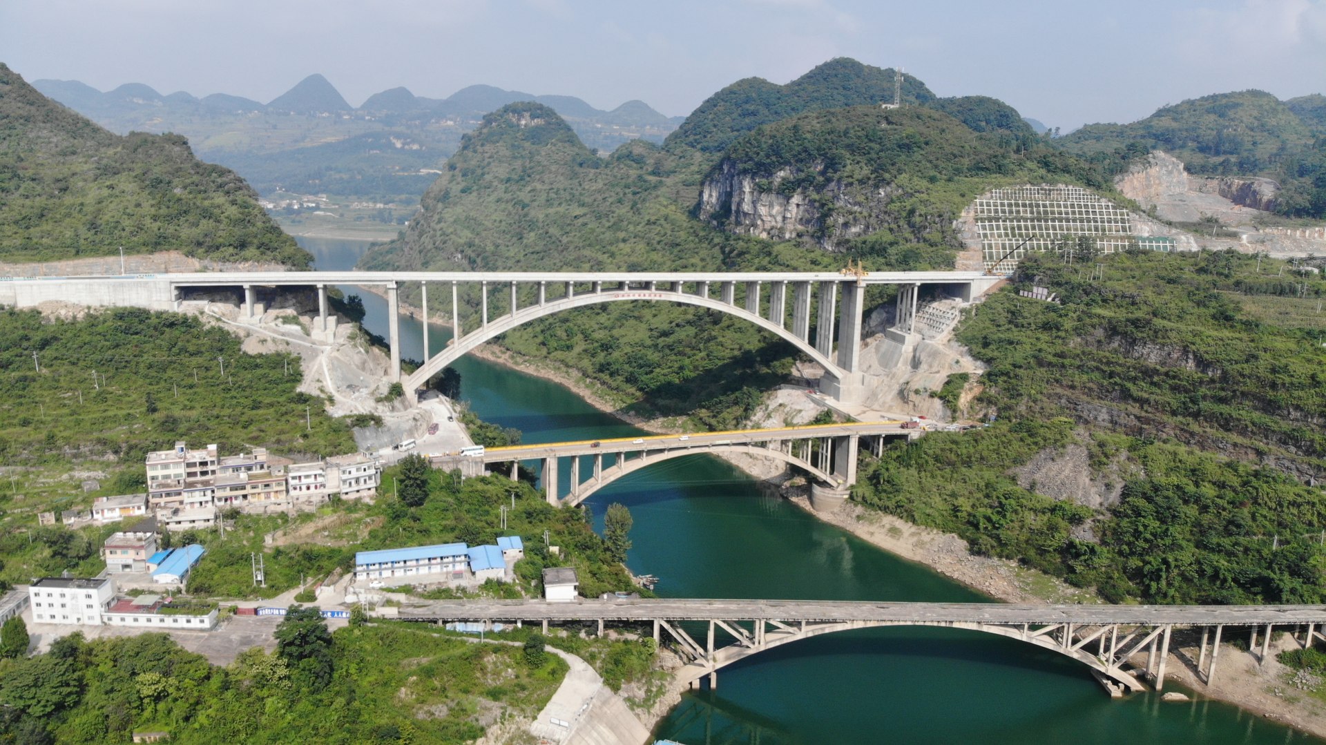 并立在夜郎湖上的三座大桥