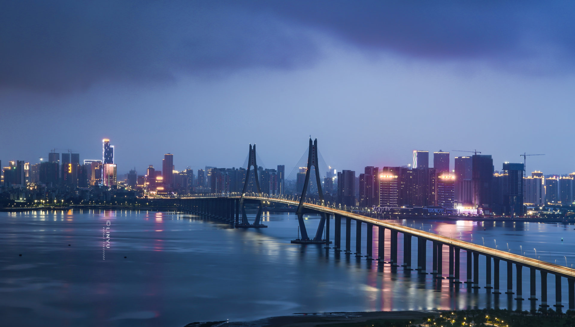 夜幕下的海湾大桥湛江