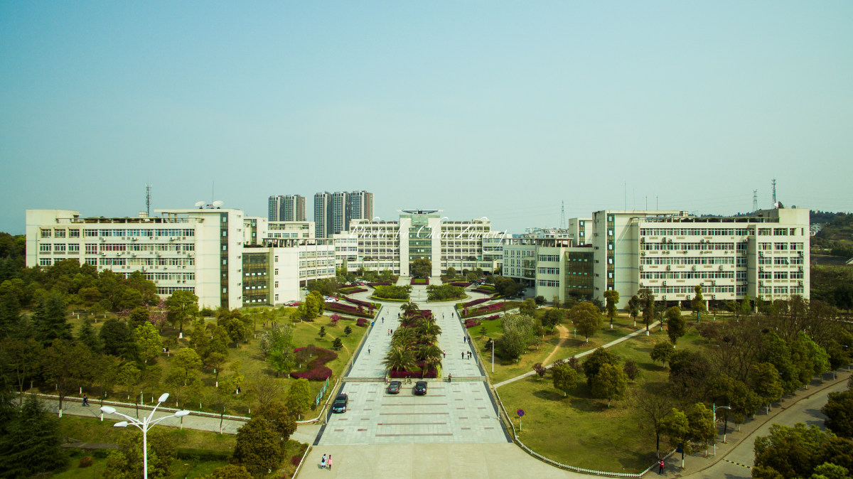 三峽大學文科樓正面照