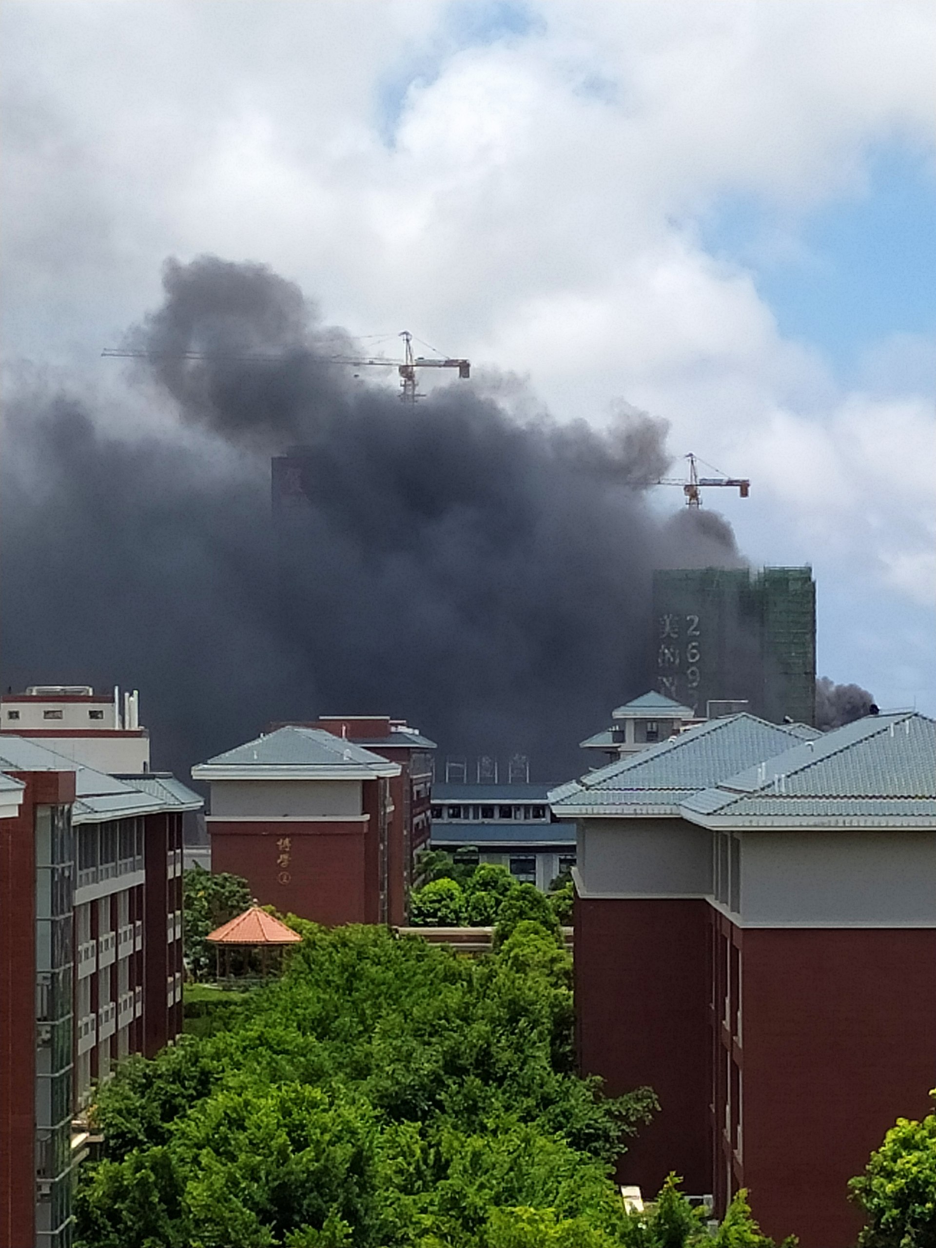 着火了学校门口现在已经扑灭了