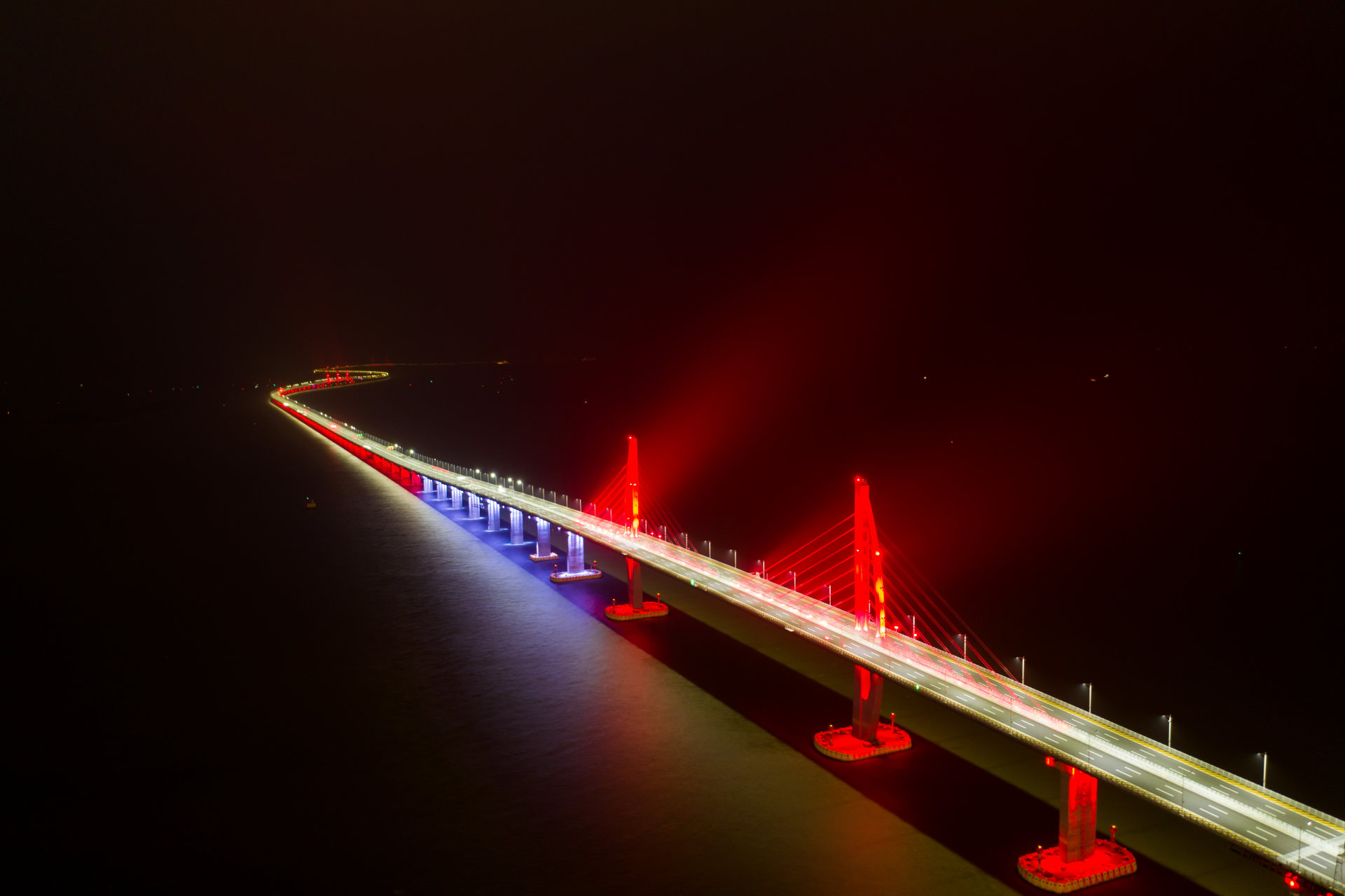 金龙——夜色下的港珠澳大桥