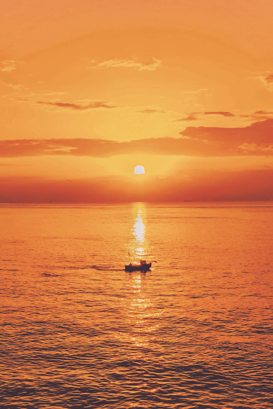 日出海上的小船图片图片