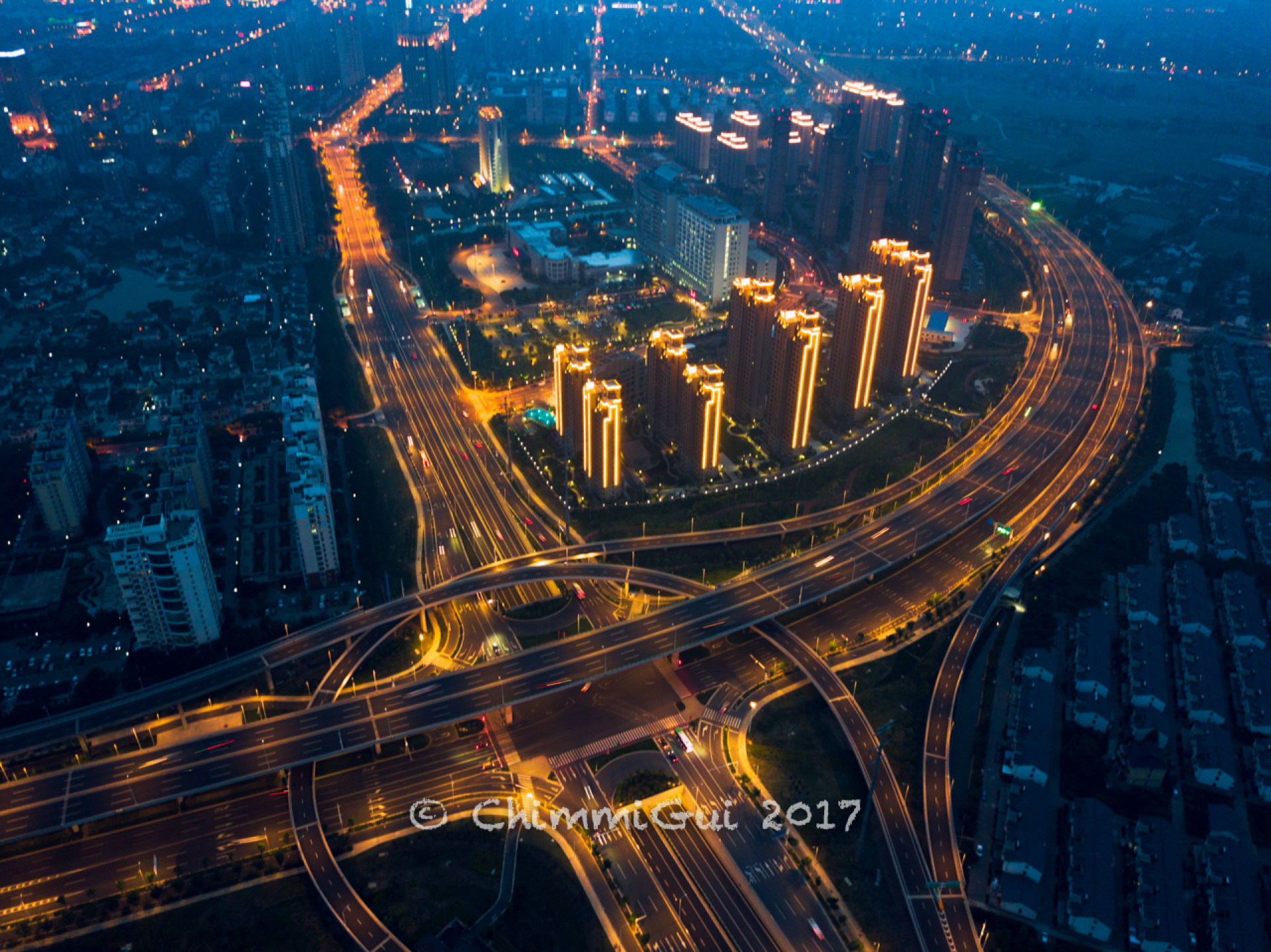 夜幕低垂时的常熟东三环高架