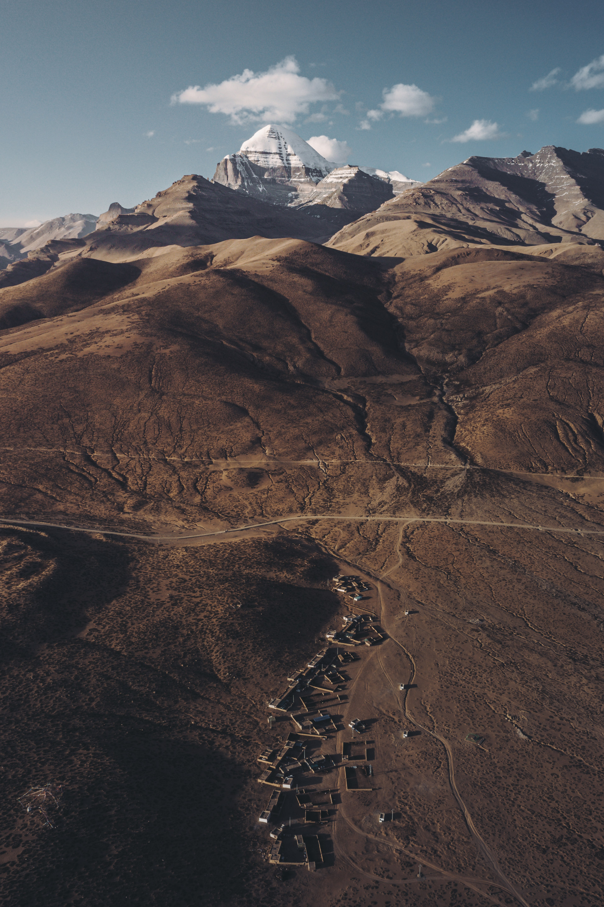 冈仁波齐峰与山脚下的村落