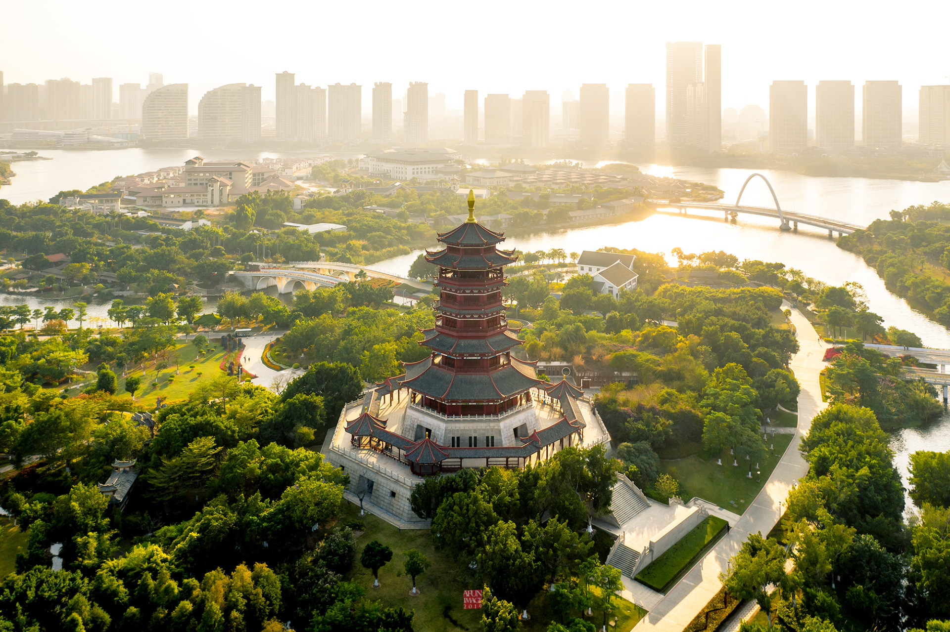 杏林阁位于园博苑的闽台岛上,八面向海,总高度50米左右,是整个园博苑
