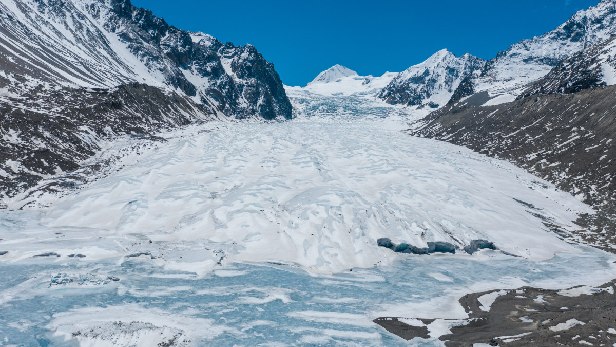 后面高耸着巍峨的雪山,为地球上少有的中低纬度海洋性现代山岳冰川