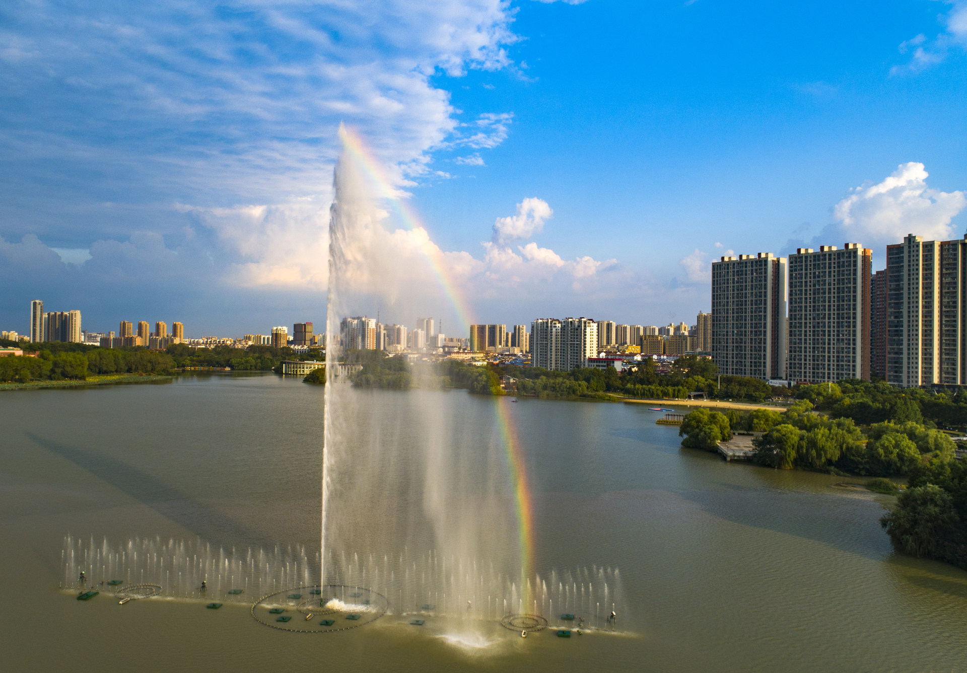喷泉出彩虹