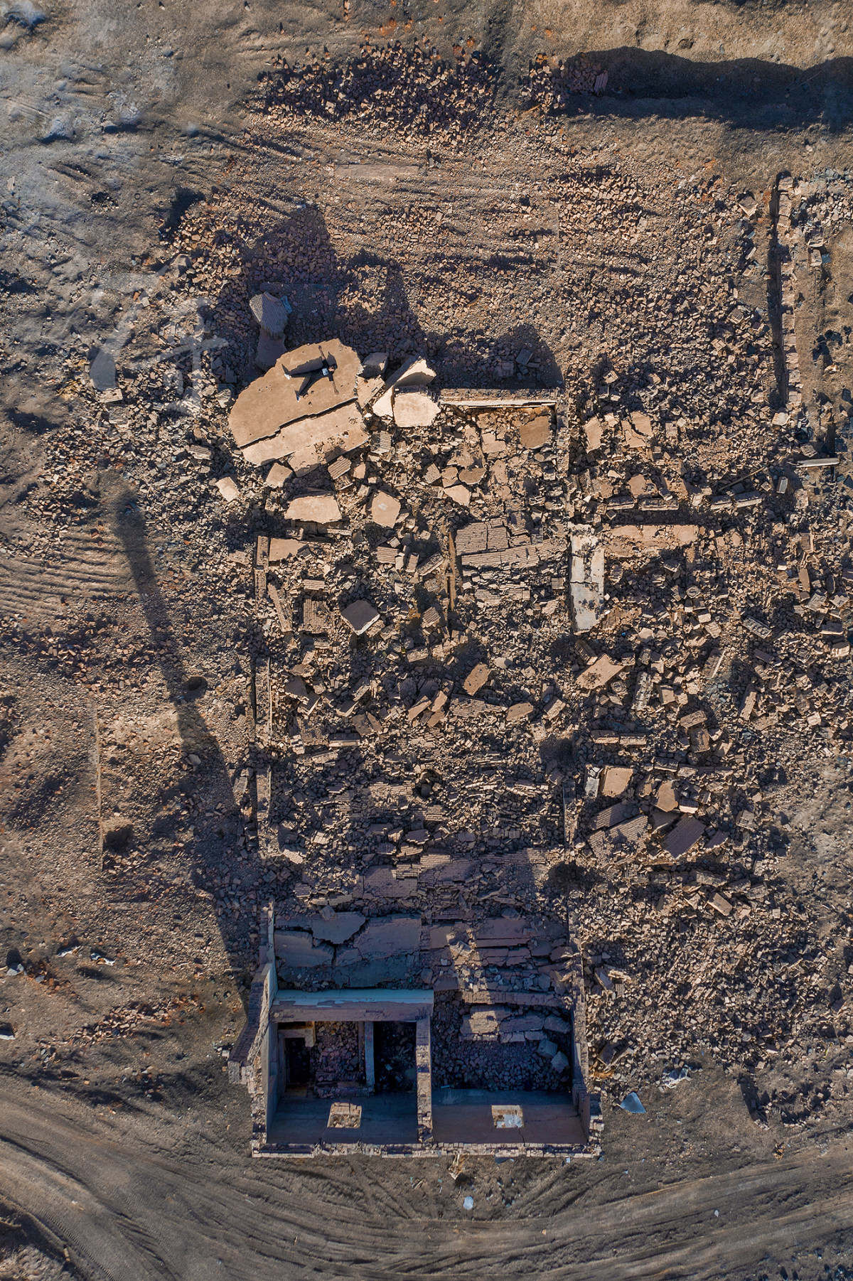 躺在五号石油基地遗址废墟上的我by 你七哥 Skypixel