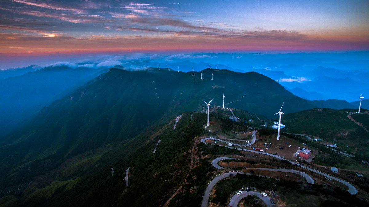 「逐光」弯曲的山路,耸立的风车,远处的冷山,片片浮云,构成一副括苍山