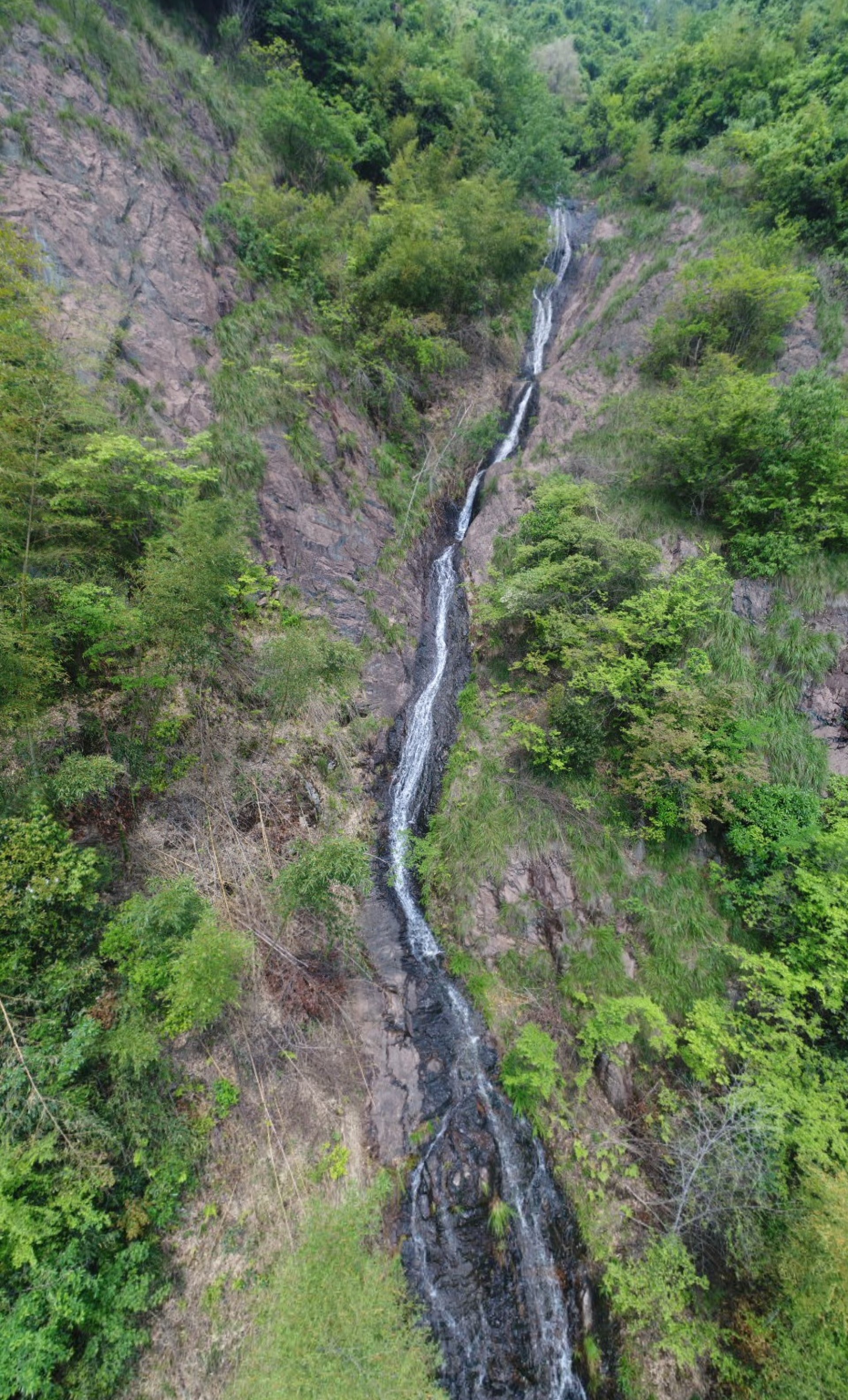 杭州百丈溪口磨盘山瀑布