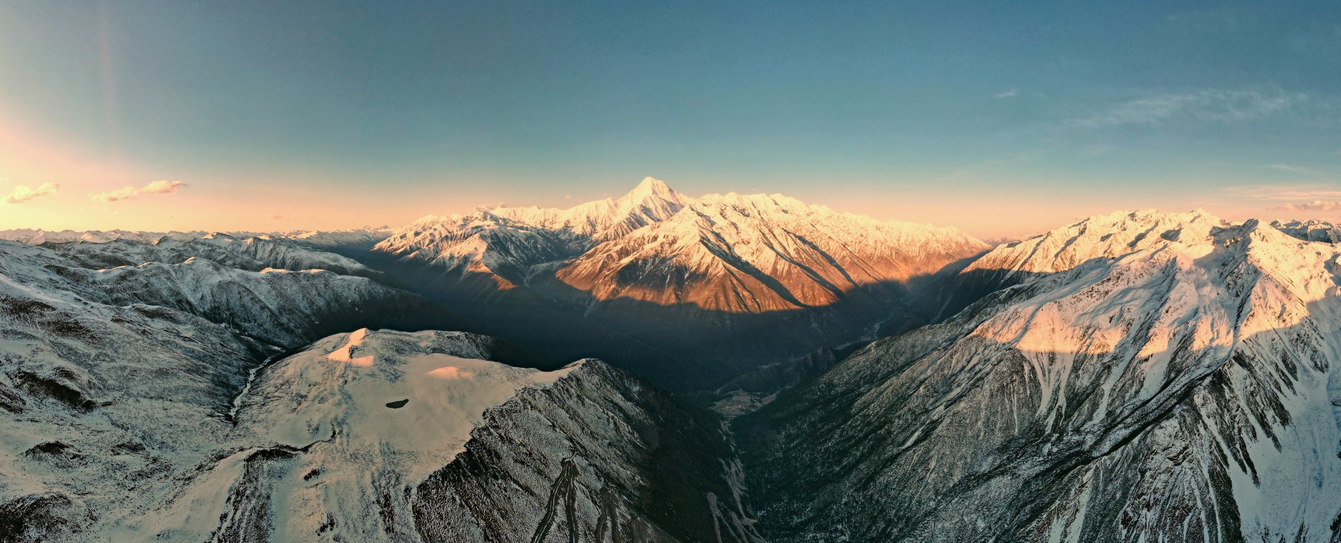 贡嘎日照金山全景