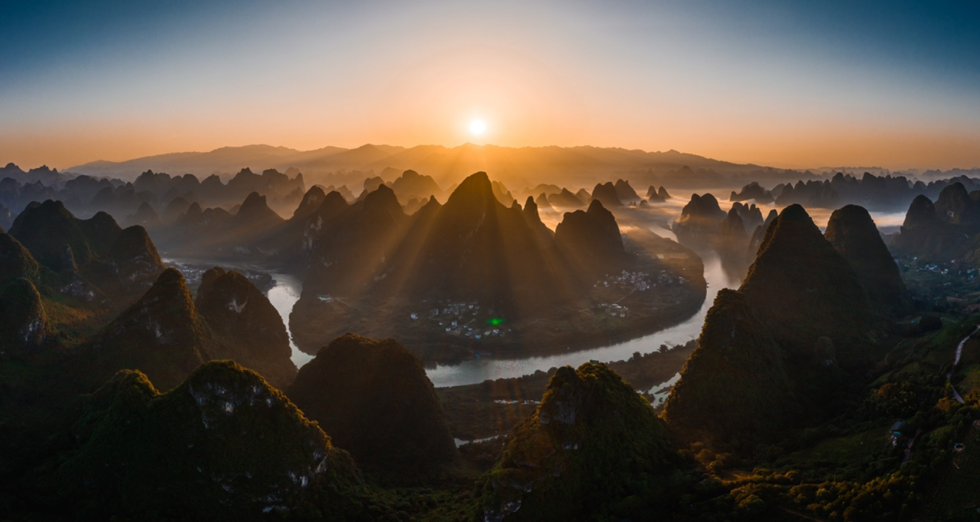 桂林漓江湾日出