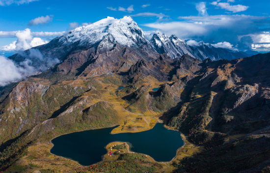哈巴雪山与黑海