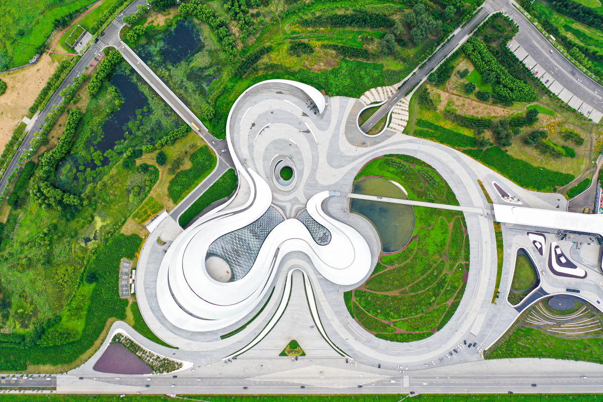 大剧院是哈尔滨标志性建筑,依水而建,与哈尔滨文化岛的定位和设计相