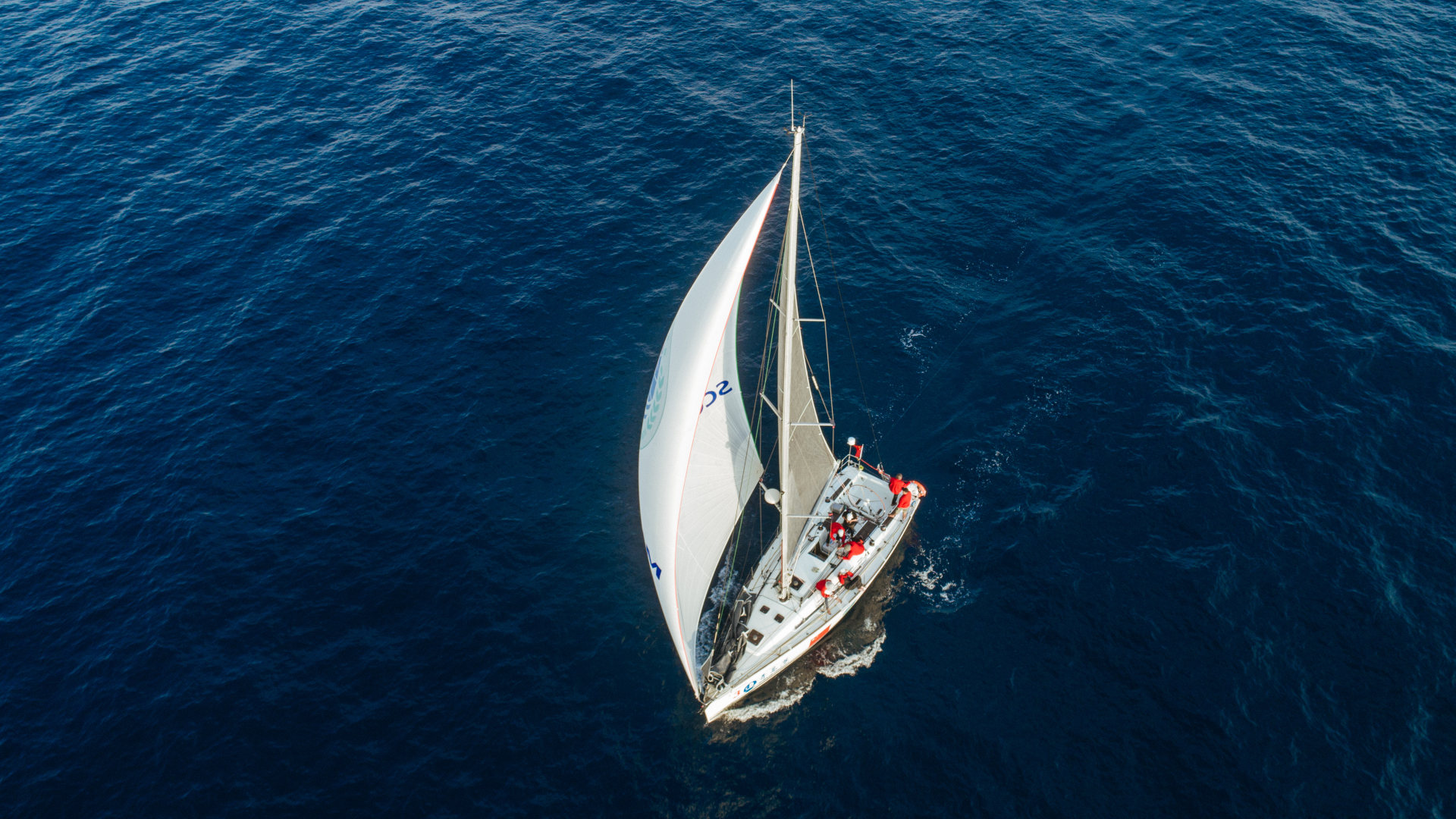 晚霞之下的帆船