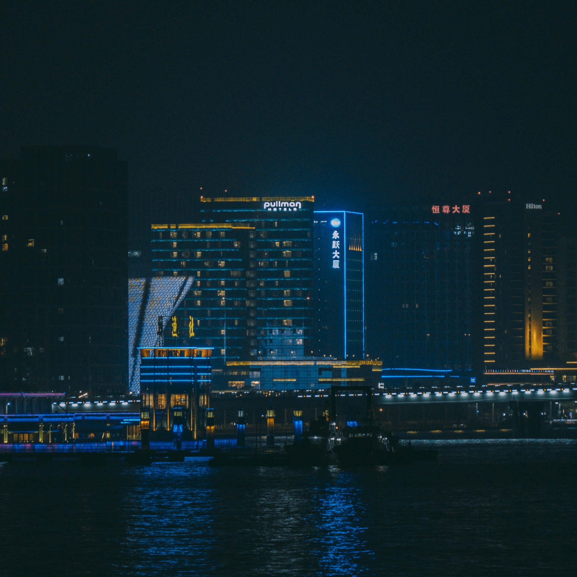 东港海边夜景