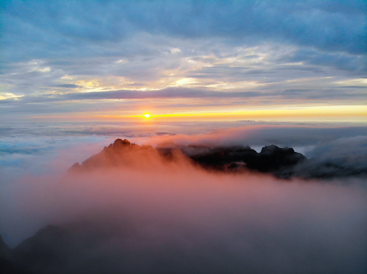 黄山--雨后晚霞,行云流水