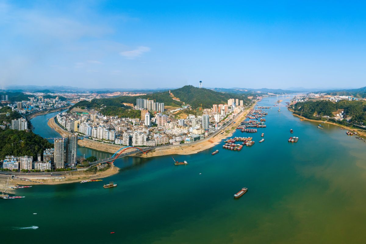 梧州浔江江上空河东主城区全景